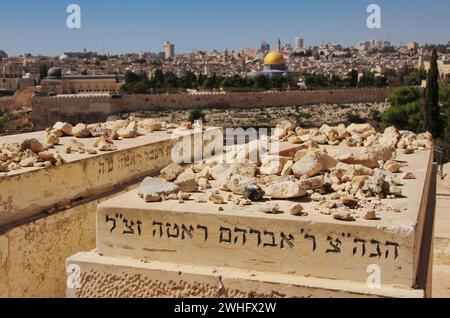 Vista dal Monte degli Ulivi sul cimitero ebraico fino al Monte del Tempio di Gerusalemme Foto Stock