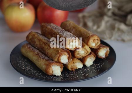 Deliziosi toast alla francese. Una dolce colazione con formaggio fresco dolce nel mezzo. Una variante del tradizionale toast francese. Fatti in casa Foto Stock