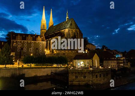 Vista notturna da Zgorzelec in Polonia a Gorlitz in Germania oltre il fiume Neisse Foto Stock