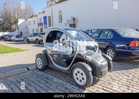 Renault Twizy due posti Electric Micro Car ZE parcheggiata a Faro Portogallo 6 febbraio 2024 Foto Stock