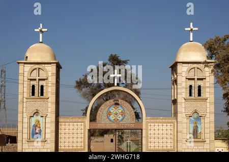 Monastero bianco vicino alla città egiziana superiore di Sohag, nel Medio Egitto Foto Stock