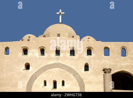 Monastero bianco vicino alla città egiziana superiore di Sohag, nel Medio Egitto Foto Stock