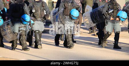 polizia in equipaggiamento antisommossa durante la dimostrazione di protesta con caschi sulla strada Foto Stock