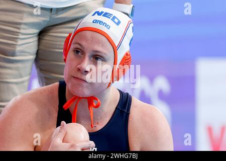 Doha, Qatar. 10 febbraio 2024. DOHA, QATAR - 10 FEBBRAIO: Iris Wolves of the Netherlands guarda durante la partita di pallanuoto femminile Crossover tra Paesi Bassi e Cina al Doha World Aquatics Championships 2024 all'Aspire Dome il 10 febbraio 2024 a Doha, Qatar. (Foto di MTB-Photo/BSR Agency) credito: BSR Agency/Alamy Live News Foto Stock