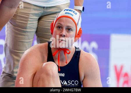 Doha, Qatar. 10 febbraio 2024. DOHA, QATAR - 10 FEBBRAIO: Iris Wolves of the Netherlands guarda durante la partita di pallanuoto femminile Crossover tra Paesi Bassi e Cina al Doha World Aquatics Championships 2024 all'Aspire Dome il 10 febbraio 2024 a Doha, Qatar. (Foto di MTB-Photo/BSR Agency) credito: BSR Agency/Alamy Live News Foto Stock