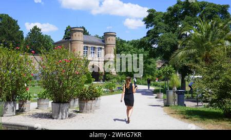 Una giovane donna passeggia nel giardino botanico di Karlsruhe Foto Stock