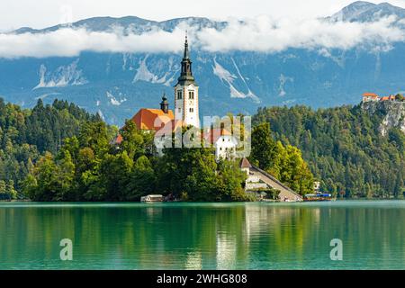 Vista sul lago di Bled e la sua famosa isola in Slovenia Foto Stock