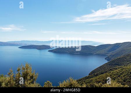 Vista dall'isola di Cherso sul mare adriatico e sull'isola di Lussino e Krk in Croazia Foto Stock