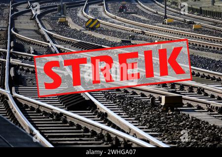 Testo tedesco Streik (che significa sciopero) su un sacco di binari ferroviari e interruttori, concetto sindacale per una retribuzione equa e cond. Lavoro Foto Stock