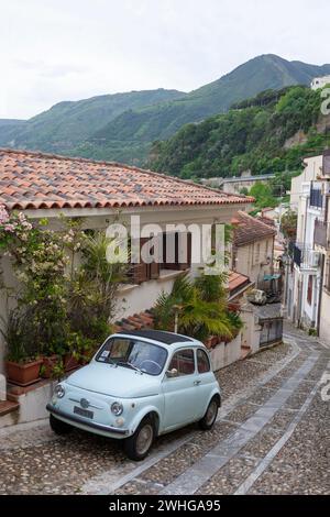 Via Prof. Giuseppe Zagari, Chianalea di Scilla, Calabria, Italia meridionale, con una classica Fiat 500 in primo piano Foto Stock