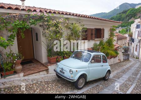 Via Prof. Giuseppe Zagari, Chianalea di Scilla, Calabria, Italia meridionale, con una classica Fiat 500 in primo piano Foto Stock