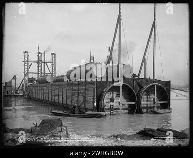 Affondamento dell'ultima sezione tubolare, costruzione del tunnel del fiume Detroit, tra Detroit, Michigan, Stati Uniti e Windsor, Canada, anni '1920 Foto Stock