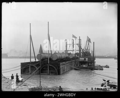 Affondamento dell'ultima sezione tubolare, costruzione del tunnel del fiume Detroit, tra Detroit, Michigan, Stati Uniti e Windsor, Canada, anni '1920 Foto Stock