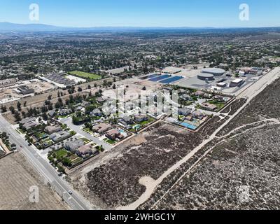 Vista aerea di Rancho Cucamonga, situata a sud delle colline pedemontane delle San Gabriel Mountains e della Angeles National Forest Foto Stock