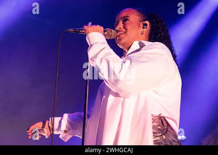 Oslo, Norvegia. 8 febbraio 2024. La cantante e cantautrice svedese Seinabo Sey esegue un concerto dal vivo al Rockefeller di Oslo. (Credito fotografico: Gonzales Photo - Stian S. Moller). Foto Stock