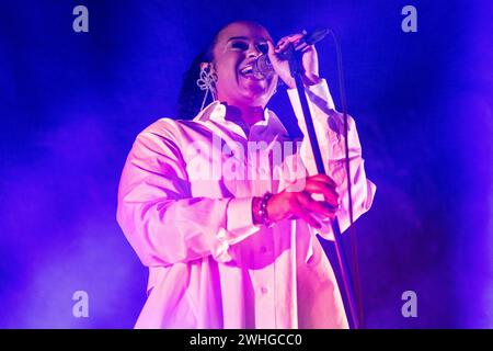 Oslo, Norvegia. 8 febbraio 2024. La cantante e cantautrice svedese Seinabo Sey esegue un concerto dal vivo al Rockefeller di Oslo. (Credito fotografico: Gonzales Photo - Stian S. Moller). Foto Stock