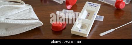 Kit di autotest antigene rapido per covid-19 con risultato negativo, tamponi nasali, provette, dispositivo di rilevamento e ffp-2 chirurgico Foto Stock