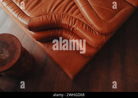 Divano arancione luminoso in un interno boho. Vista dall'alto Foto Stock