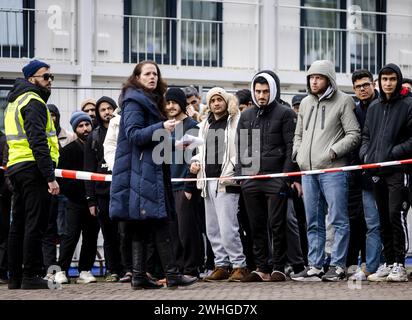 ARNHEM - i richiedenti asilo aspettano di poter salire a bordo di una barca al Nieuwe Kade, nella capitale delle Gheldrie. I richiedenti asilo hanno dovuto lasciare temporaneamente il loro luogo di residenza a causa di un incendio in una barca adiacente dove i rifugiati sono stati ricevuti anche dall'Agenzia centrale per l'accoglienza dei richiedenti asilo (COA). ANP SEM VAN DER WAL netherlands Out - belgio Out crediti: ANP/Alamy Live News Foto Stock