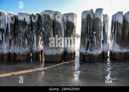 Groynes ghiacciati all'inizio della primavera sulla costa del Mar Baltico nella Germania settentrionale Foto Stock