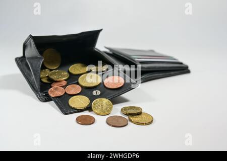 Portafoglio vuoto in cuoio con poche monete in euro, concetto di economia e crisi economica in fase di confinamento a causa della pandemia di covid-19, Foto Stock