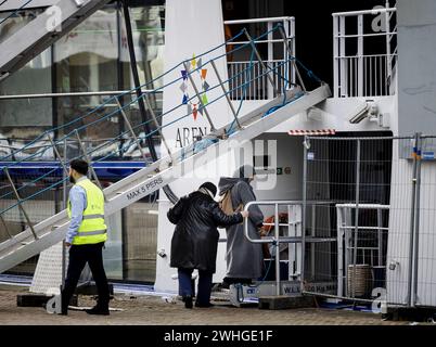 ARNHEM - i richiedenti asilo salgono a bordo di una barca al Nieuwe Kade, nella capitale delle Gheldrie. I richiedenti asilo hanno dovuto lasciare temporaneamente il loro luogo di residenza a causa di un incendio in una barca adiacente dove i rifugiati sono stati ricevuti anche dall'Agenzia centrale per l'accoglienza dei richiedenti asilo (COA). ANP SEM VAN DER WAL netherlands Out - belgio Out crediti: ANP/Alamy Live News Foto Stock