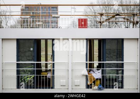 ARNHEM - una barca evacuata al Nieuwe Kade, nella capitale delle Gheldrie. I richiedenti asilo hanno dovuto lasciare temporaneamente il loro luogo di residenza a causa di un incendio in una barca adiacente dove i rifugiati sono stati ricevuti anche dall'Agenzia centrale per l'accoglienza dei richiedenti asilo (COA). ANP SEM VAN DER WAL netherlands Out - belgio Out crediti: ANP/Alamy Live News Foto Stock