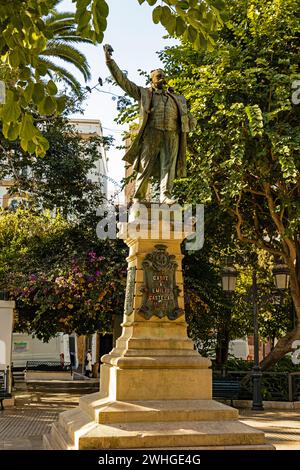 Giardini di piazza delle Candelene con monumento a Emilio Castelar a Cadice Foto Stock