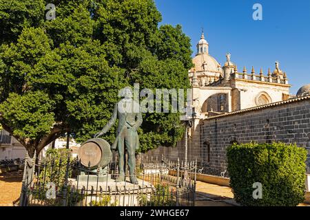 Statua di un produttore di vino Sherry di fronte alla cattedrale di Jerez de la Frontera Foto Stock
