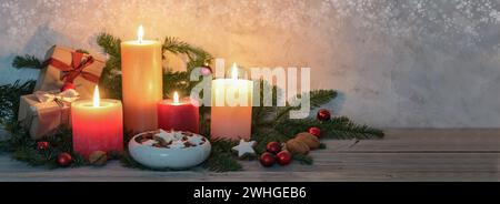 Candele dell'avvento dai colori caldi, stelle alla cannella, decorazioni natalizie e rami di abete su un tavolo in legno rustico, formato panoramico, Foto Stock
