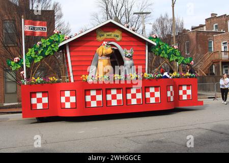 Purina PET Parade 2024. Per le strade di Soulard-St Louis, Missouri, Stati Uniti hanno celebrato il Mardi Gras 2024 Foto Stock