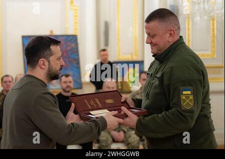 Kiev, Ucraina. 10 febbraio 2024. ELEMOSINA - il presidente ucraino Volodymyr Zelenskyy ha assegnato la Stella d'Oro dell'eroe ucraino all'ex comandante delle forze armate Valerii Zaluzhnyi durante una cerimonia presso la sala Bianca degli Eroi del Palazzo Mariinsky, 9 febbraio 2024 a Kiev, Ucraina. Foto della Presidenza Ucraina via ABACAPRESS.COM credito: Abaca Press/Alamy Live News Foto Stock