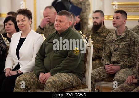 Kiev, Ucraina. 10 febbraio 2024. ELEMOSINA - l'ex comandante delle forze armate Valerii Zaluzhnyi, centro, siede tra il pubblico durante una cerimonia di premiazione presso la sala Bianca degli Eroi del Palazzo Mariinsky, 9 febbraio 2024 a Kiev, Ucraina. Il presidente ucraino Volodymyr Zelenskyy ha conferito a Zaluzhnyi la medaglia d'oro eroe dell'Ucraina per il suo servizio. Foto della Presidenza Ucraina via ABACAPRESS.COM credito: Abaca Press/Alamy Live News Foto Stock