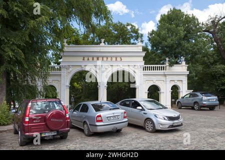 Odessa, Ucraina - giugno 28 2018: L'arco di Langeron (arco di Lanzheronivska) nel parco di Shevchenko. Foto Stock