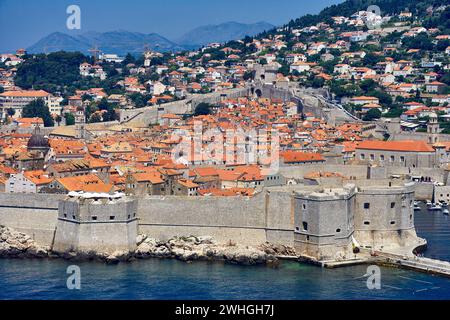 Fotografia aerea di Dubrovnik in Croazia che mostra le mura della città e un mare blu profondo. Foto Stock