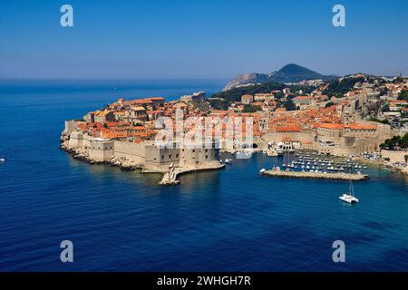 Fotografia aerea di Dubrovnik in Croazia che mostra le mura della città e un mare blu profondo. Foto Stock