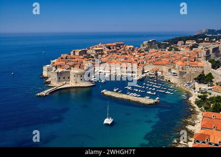 Fotografia aerea di Dubrovnik in Croazia che mostra le mura della città e un mare blu profondo. Foto Stock