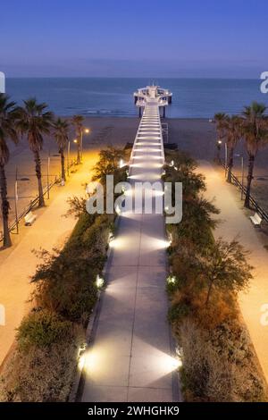 Vista aerea notturna del molo di Lido di Camaiore, Toscana Foto Stock