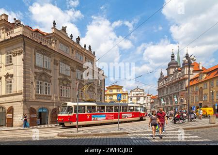 Praga, Repubblica Ceca - 15 giugno 2018: Tram che passa per Piazza della città minore (Malostranské náměstí), la piazza principale della Malá strana di Praga. Foto Stock