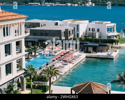 Piscina con spiaggia privata e lettini vicino all'hotel sul lungomare Foto Stock