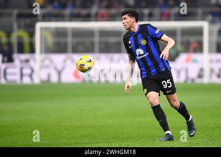 Alessandro bastoni (FC Internazionale) controlla la palla durante la partita di serie A tra FC internazione e Juventus, allo stadio San Siro, Foto Stock