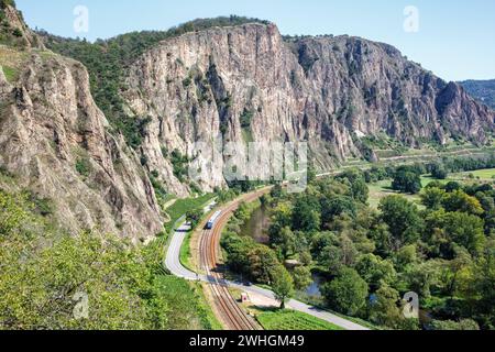 Der Rotenfels mit einem Alstom Coradia LINT Regionalbahn Regionalzug der Vlexx in Traisen, Deutschland Traisen, Deutschland - 23. 2023 agosto: Der Rotenfels mit einem Alstom Coradia LINT Regionalbahn Regionalzug der Vlexx a Traisen, Deutschland. *** I Rotenfels con un treno regionale Alstom Coradia LINT di Vlexx a Traisen, Germania Traisen, Germania 23 agosto 2023 i Rotenfels con un treno regionale Alstom Coradia LINT di Vlexx a Traisen, Germania Foto Stock