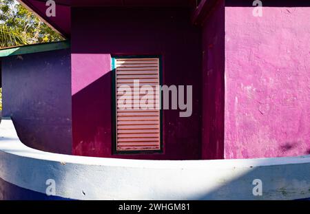 Colorata casa viola blu arancio Foto Stock
