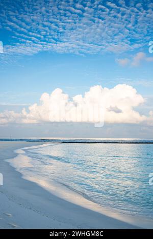 Sfondo di mare turchese e cielo blu Foto Stock
