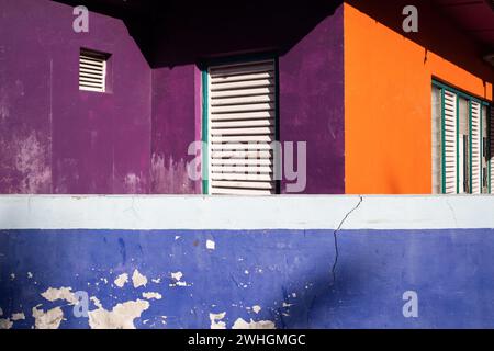 Colorata casa viola blu arancio Foto Stock