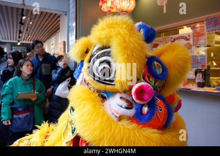 Yokohama, Giappone. 10 febbraio 2024. Durante le celebrazioni del nuovo anno lunare a Yokohama Chinatown si assiste a uno spettacolo di danza del leone. Il Festival del capodanno cinese, organizzato a Yokohama, celebra il Capodanno lunare o il Festival di primavera; gli eventi si svolgono dal 10 al 24 febbraio. (Credit Image: © Rodrigo Reyes Marin/ZUMA Press Wire) SOLO PER USO EDITORIALE! Non per USO commerciale! Foto Stock