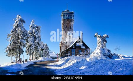 Hornisgrindeturm in un meraviglioso paesaggio invernale Foto Stock