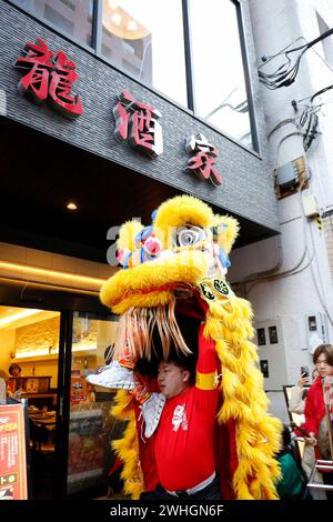 Yokohama, Giappone. 10 febbraio 2024. Durante le celebrazioni del nuovo anno lunare a Yokohama Chinatown si assiste a uno spettacolo di danza del leone. Il Festival del capodanno cinese, organizzato a Yokohama, celebra il Capodanno lunare o il Festival di primavera; gli eventi si svolgono dal 10 al 24 febbraio. (Credit Image: © Rodrigo Reyes Marin/ZUMA Press Wire) SOLO PER USO EDITORIALE! Non per USO commerciale! Foto Stock