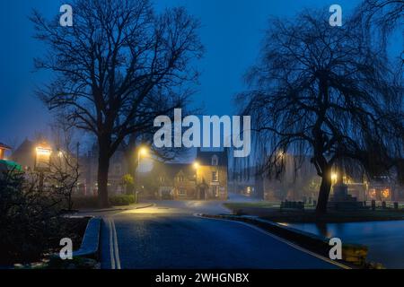 Misty Dawn a febbraio. Bourton on the Water, Cotswolds, Gloucestershire, Inghilterra Foto Stock