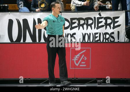 © NICOLAS GOISQUE/MAXPPP - 07-02-2024, 20:00, palais des Sports jean-michel geoffroy de dijon, basket, campionato campioni di basket, top 16, 3ème journéejda dijon basket - cesti telekom bonn, mihkel manniste, arbitro crediti: MAXPPP/Alamy Live News Foto Stock